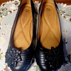 White Mountain cute Black Flats size 5.5 nwb
